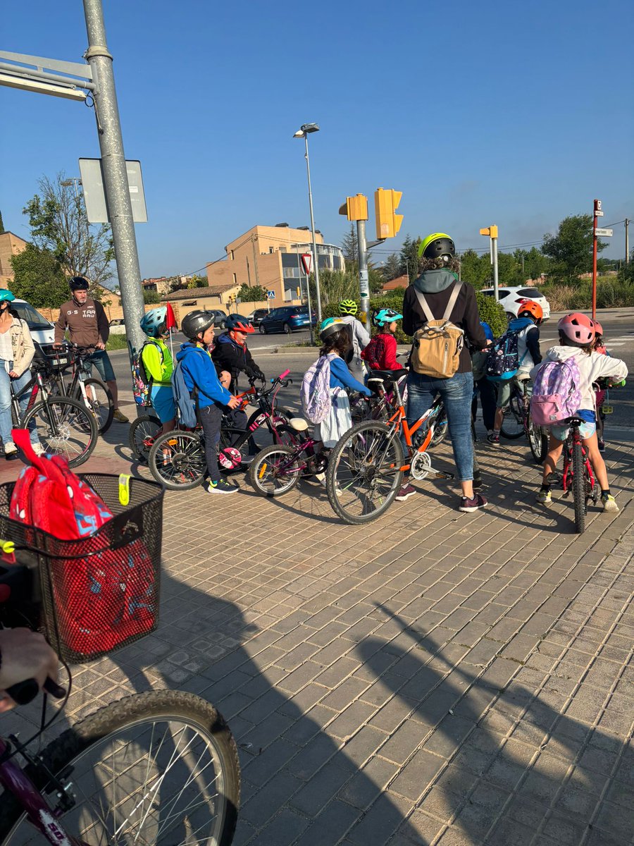 Mes de 50 🚲 al bicibús de l'Espiga. 

No s'entén un carril bici que surt d'una escola pública de Lleida i està desconnectat de la xarxa ciclista. 

Coses de la <a href="/paerialleida/">Ajuntament de Lleida</a>

Tot i això el bicibús més viu que mai