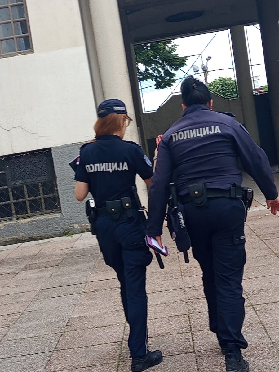 ❗️ХИТНО❗️

На позив чланова Управе Академије, полиција је ушла у просторе нашег Одсека у Земуну, ШТО ЈЕ ПРОТИВНО ЧЛАНУ 8. СТАТУТА АКАДЕМИЈЕ:

“Простор Академије je неповредив и у њега не могу улазити припадници органа унутрашьих послова… осим у случају угрожавања опште