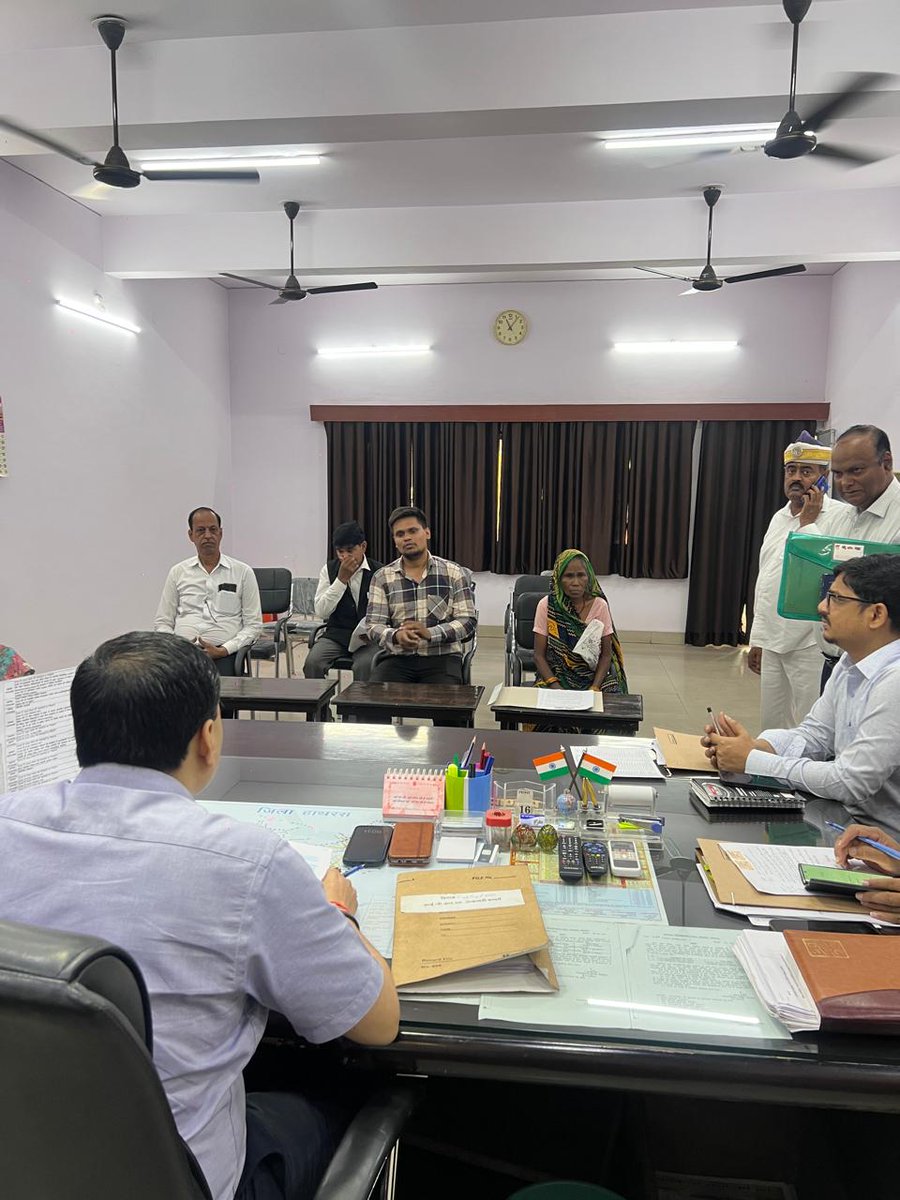 जनता दर्शन में आए जनसामान्य की शिकायतों को सुनकर उनके ससमय निस्तारण हेतु जिलाधिकारी राहुल पाण्डेय ने संबंधित अधिकारियों को मौका मुआयना कर ससमय गुणवत्तापूर्णढंग से निस्तारित करने के निर्देश दिए।   
#HATHRAS
<a href="/CMOfficeUP/">CM Office, GoUP</a>
<a href="/UPGovt/">Government of UP</a>
<a href="/InfoDeptUP/">Information and Public Relations Department, UP</a>
@ChiefSecy_UP