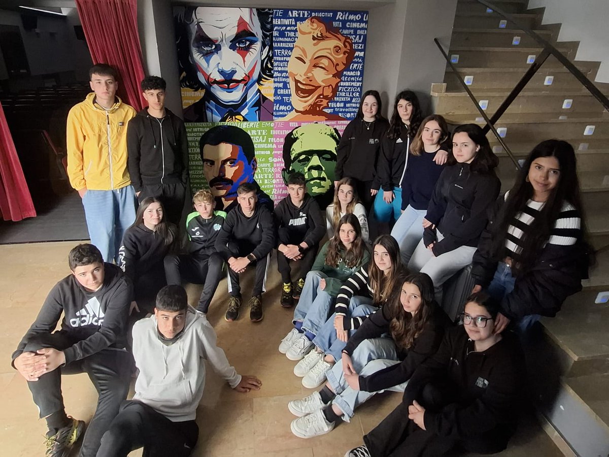 Alumnat de 4t d'ESO de l'Ies Els Ports col·labora en la decoració de l'espai on es desenvolupa el FLIM aquest cap de setmana.