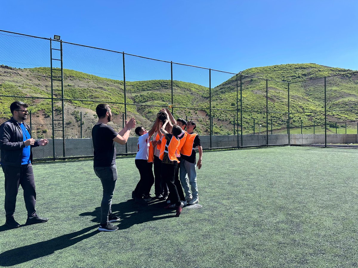 hazarsahyyoo's tweet photo. Erkekler Kızlar Bahar Futbol Turnuvamıza ait bazı kareler 🏆🥇🎉🇹🇷 @SolhanMEM @muhittinciftc @bingolmem @MustafaOzel66 https://t.co/TJNbc8JXK7