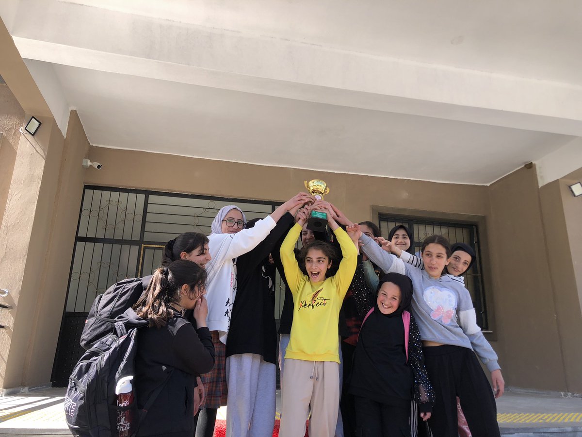 hazarsahyyoo's tweet photo. Erkekler Kızlar Bahar Futbol Turnuvamıza ait bazı kareler 🏆🥇🎉🇹🇷 @SolhanMEM @muhittinciftc @bingolmem @MustafaOzel66 https://t.co/TJNbc8JXK7