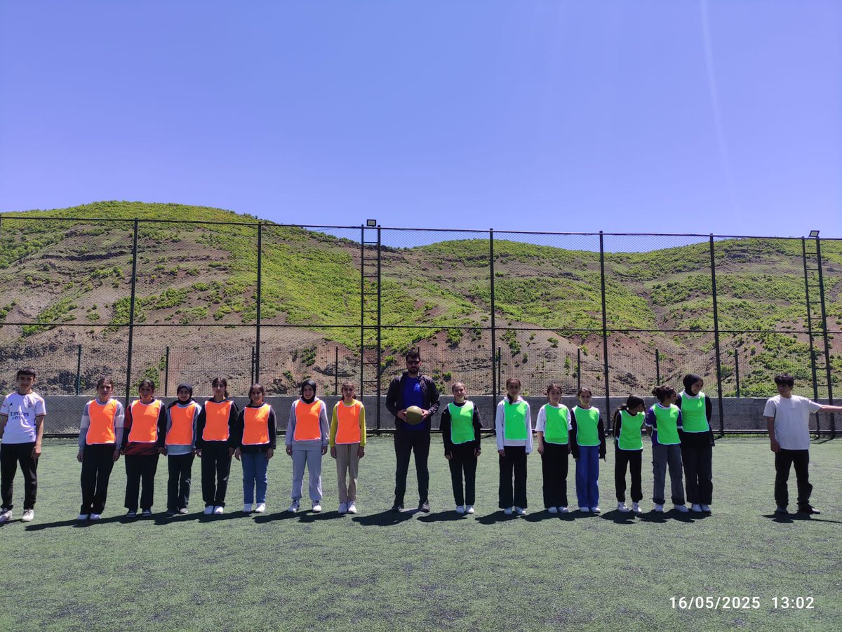 hazarsahyyoo's tweet photo. Erkekler Kızlar Bahar Futbol Turnuvamıza ait bazı kareler 🏆🥇🎉🇹🇷 @SolhanMEM @muhittinciftc @bingolmem @MustafaOzel66 https://t.co/TJNbc8JXK7