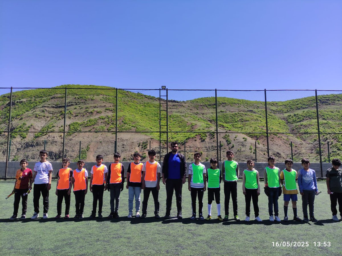 hazarsahyyoo's tweet photo. Erkekler Kızlar Bahar Futbol Turnuvamıza ait bazı kareler 🏆🥇🎉🇹🇷 @SolhanMEM @muhittinciftc @bingolmem @MustafaOzel66 https://t.co/TJNbc8JXK7