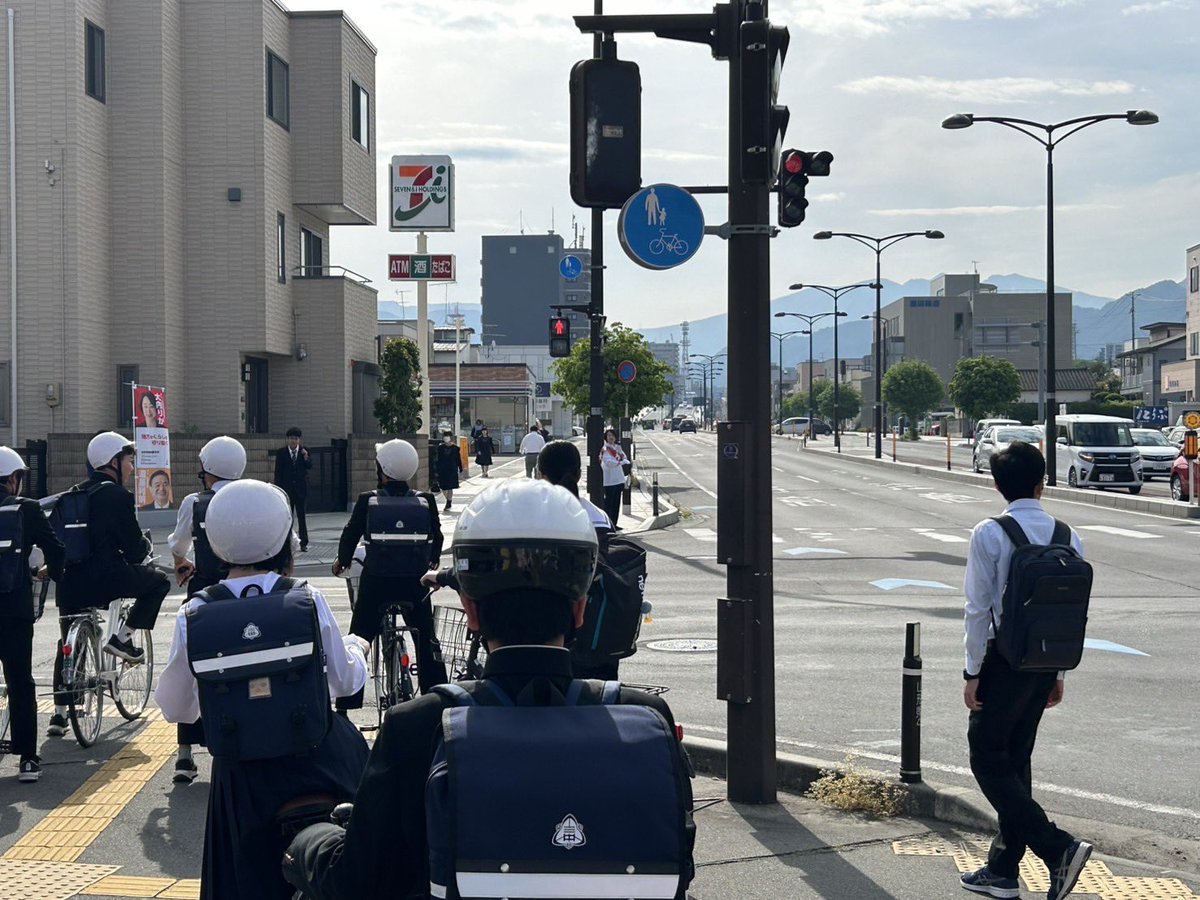 今朝は事務所前の交差点で初めての辻立ち。
登校する子ども達が笑顔で手を振ってくれる。
嬉しいなぁ。

いつのまにか事務所の壁にキャッチフレーズが。
「地方のくらしを守り抜く」
いよいよだ。