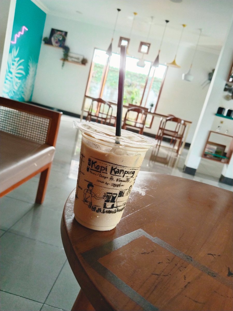 Nyobain kopi #Dibawahtangga yang butterscotch... enak sih + creamy juga, cuma ya gitu mendingan pesen less sweet biar gak kemanisan dan lebih berasa kopinya