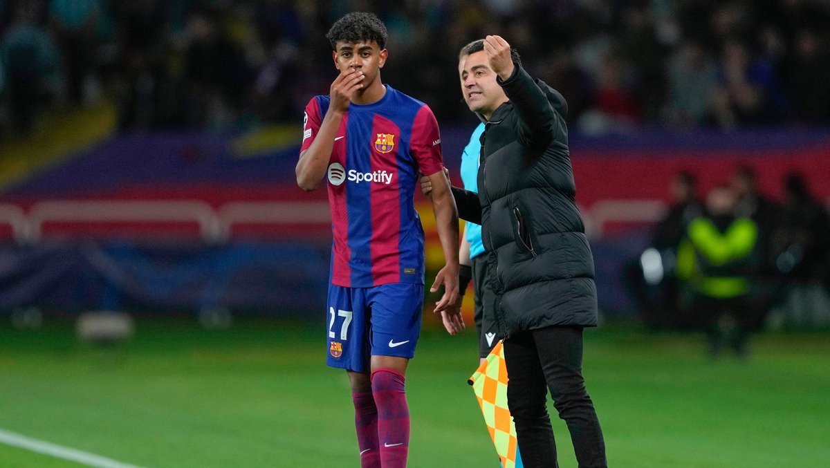 esport3's tweet photo. 😊El bonic gest de Lamine Yamal amb Xavi Hernández 

👉https://t.co/FSPHVKPg9i https://t.co/C7kk8xNESf