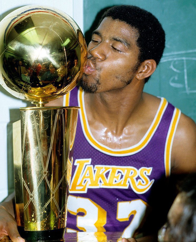PasionBasketNBA's tweet photo. Un día como hoy, hace 45 años, Magic Johnson ganaba el MVP de las Finales tras derrotar en la Final a Philadelphia Sixers y conseguir su primer anillo

Todo esto lo hizo siendo rookie, llegó hasta a jugar de pívot por la lesión de Kareem Abdul Jabbar y fue el jugador más joven de la historia en anotar +40 PTS en unas Finales de la NBA