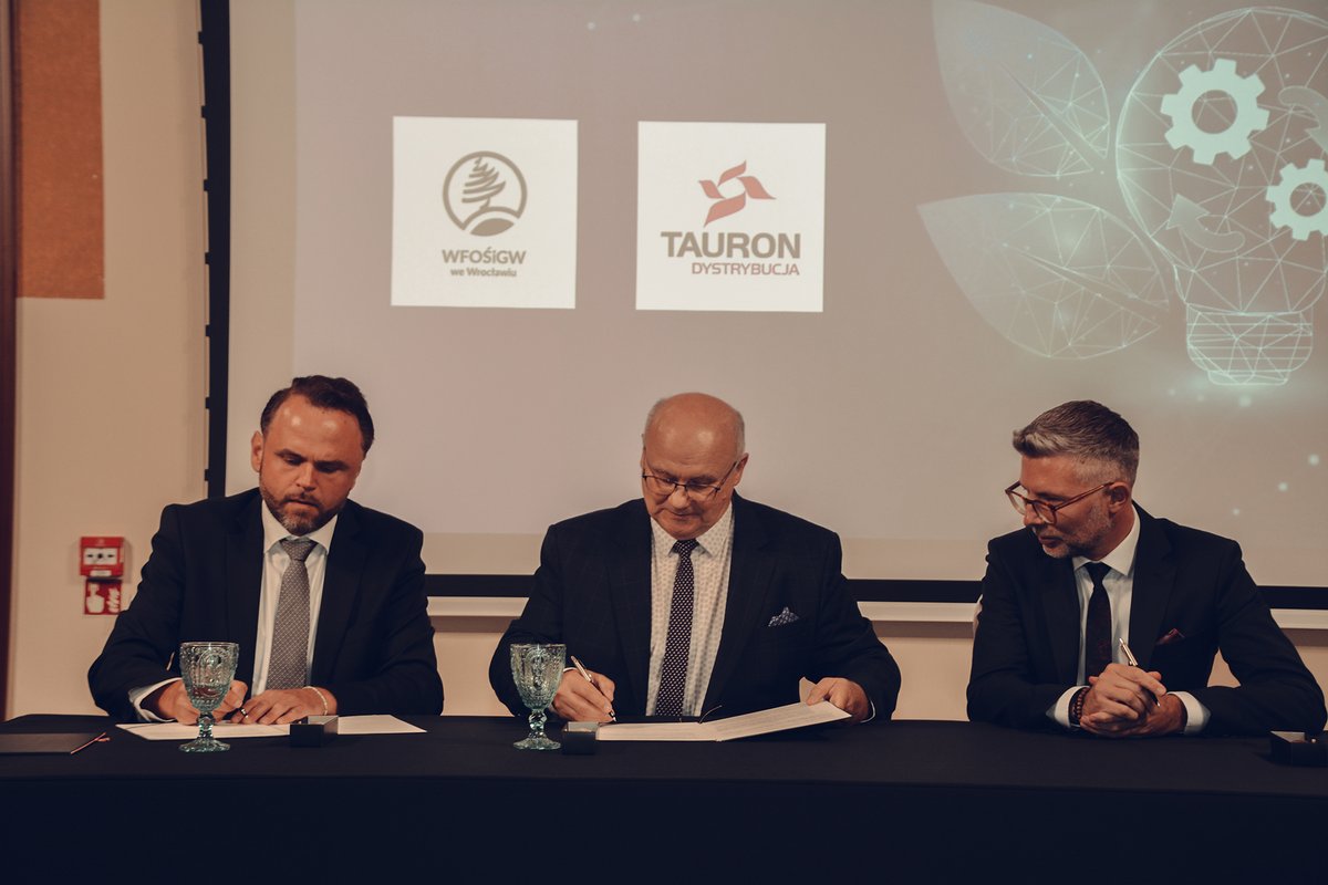 WFOSiGWWroclaw's tweet photo. Przełomowy krok w rozwoju Spółdzielni Energetycznych🔋 Przedstawiciele WFOŚiGW we Wrocławiu i @TauronPE  Dystrybucja podpisali porozumienie, które ma na celu rozwój lokalnych społeczności energetycznych - to kluczowy krok dla transformacji energetycznej Dolnego Śląska i Polski!⚡ https://t.co/U1vRzsutKz
