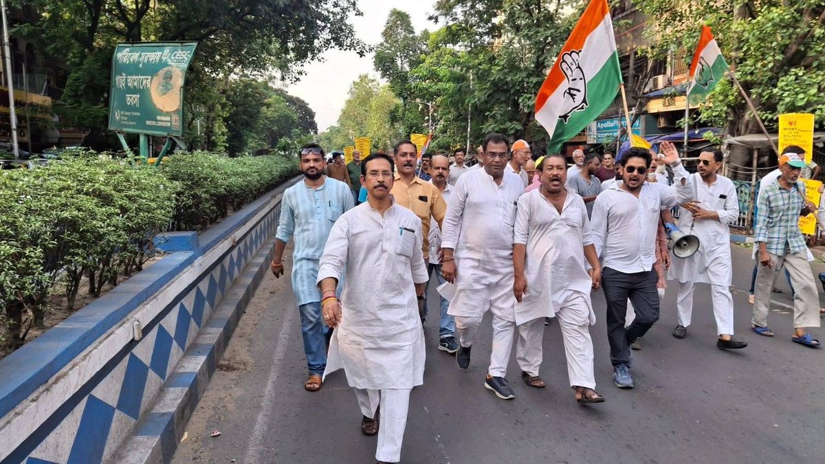 subhankar_cong's tweet image. আন্দোলনরত শিক্ষক- শিক্ষিকাদের উপর পুলিশ ও তৃণমূলের গুন্ডাদের অকথ্য নির্যাতনের প্রতিবাদে আজ পশ্চিমবঙ্গ প্রদেশ কংগ্রেসের উদ্যোগে কোলকাতার যদু বাবুর বাজার থেকে হাজরা মোড় পর্যন্ত ধিক্কার মিছিলের ডাক দেওয়া হয়। মিছিল হাজরা মোড়ে পৌঁছাবার পর  প্রদেশ কংগ্রেস সভাপতি শুভঙ্কর সরকার…