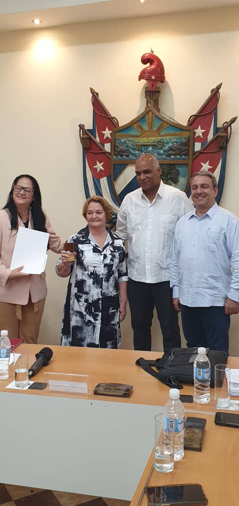 OrberaNiurka's tweet photo. Entrega la Universidad de Las Tunas la placa conmemorativa por su 30 aniversario a universidades hermanas por la contribución a su desarrollo. Además al Ministerio de Educación Superior y a exrectoras de esta institución. Felicidades
#SNTECD
@UlisesGuilarte https://t.co/VpQM68eOi9