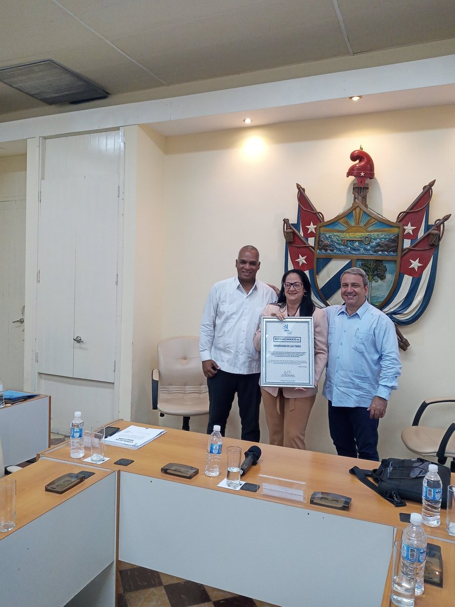 OrberaNiurka's tweet photo. Entrega la Universidad de Las Tunas la placa conmemorativa por su 30 aniversario a universidades hermanas por la contribución a su desarrollo. Además al Ministerio de Educación Superior y a exrectoras de esta institución. Felicidades
#SNTECD
@UlisesGuilarte https://t.co/VpQM68eOi9