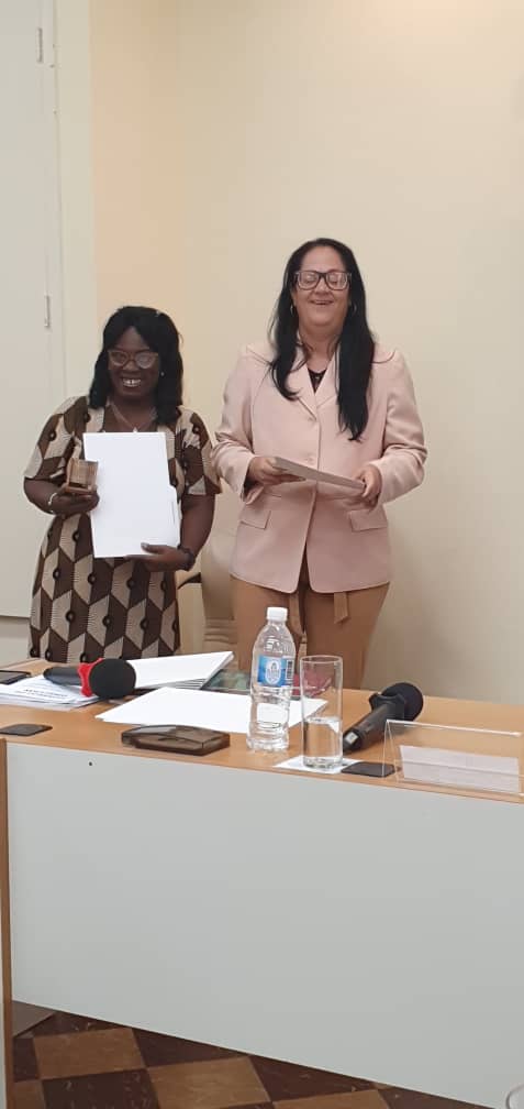 OrberaNiurka's tweet photo. Entrega la Universidad de Las Tunas la placa conmemorativa por su 30 aniversario a universidades hermanas por la contribución a su desarrollo. Además al Ministerio de Educación Superior y a exrectoras de esta institución. Felicidades
#SNTECD
@UlisesGuilarte https://t.co/VpQM68eOi9