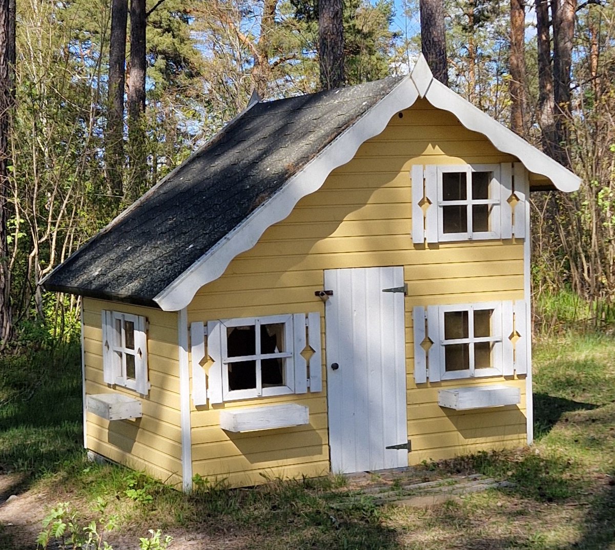 Susia ja isoäitejä Bromarvissa kyllä on ihan riittävästi, ja komea leikkimökki on ihan tyhjillään tarjolla, mutta missä ihmeessä se Punahilkka ja Hannu ja Kerttu hengailevat? Niiden kolmen pienen porsaanko kanssa taas?