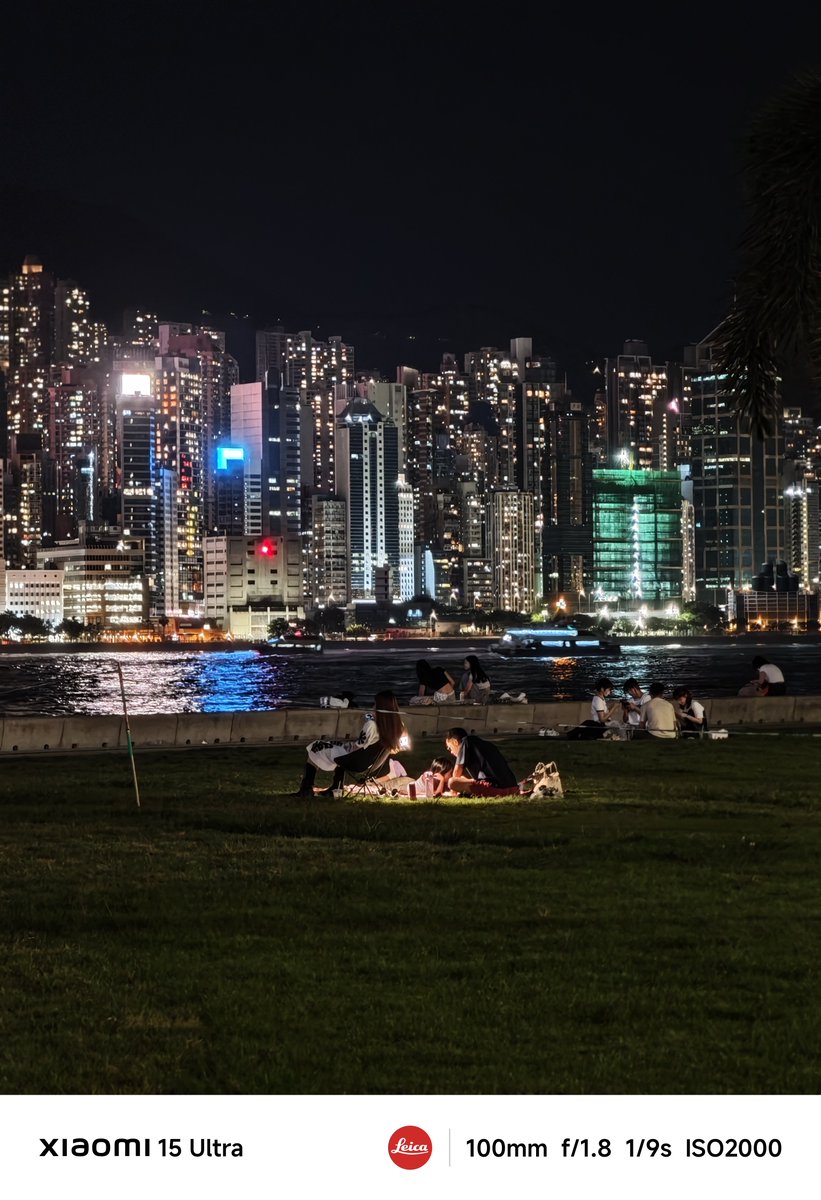 Devinarde's tweet photo. Some dark, bare lamps/lights shots aside from the lights from across the harbour.

Xiaomi 15 Ultra https://t.co/imGs6Hd2he