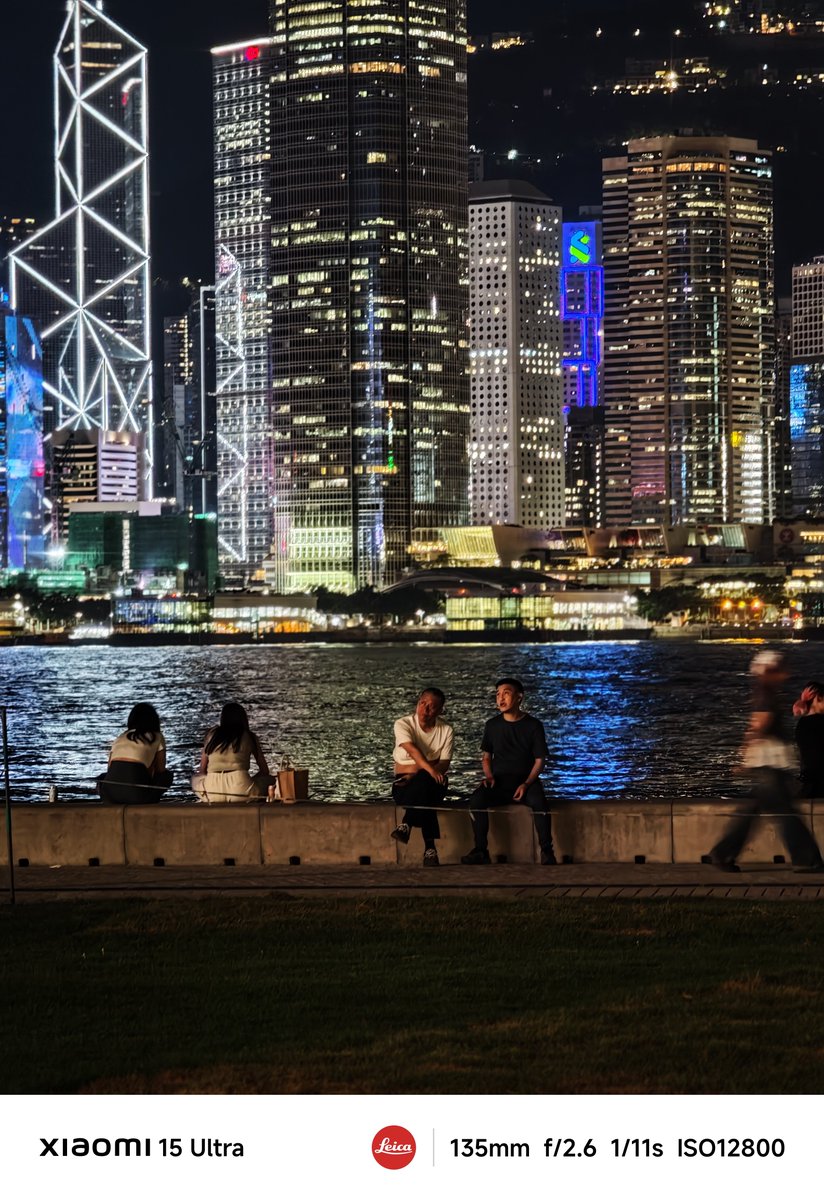 Devinarde's tweet photo. Some dark, bare lamps/lights shots aside from the lights from across the harbour.

Xiaomi 15 Ultra https://t.co/imGs6Hd2he