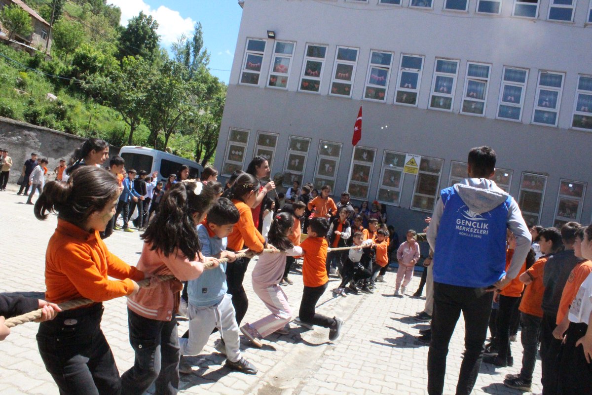 Cukurca_GM's tweet photo. 📌 19 Mayıs Atatürk’ü Anma, Gençlik ve Spor Bayramı etkinlikleri kapsamında bugün Çığlı Köyü Şehit Binbaşı Erdoğan Özdemir Ortaokulu’ndaydık. 😊

📌 Öğrencilerimizle birlikte dart yarışması, penaltı atışı, halat çekme, çuval yarışı gibi pek eğlenceli etkinlik gerçekleştirdik. 🥳 https://t.co/Fzu9wj4ZQG