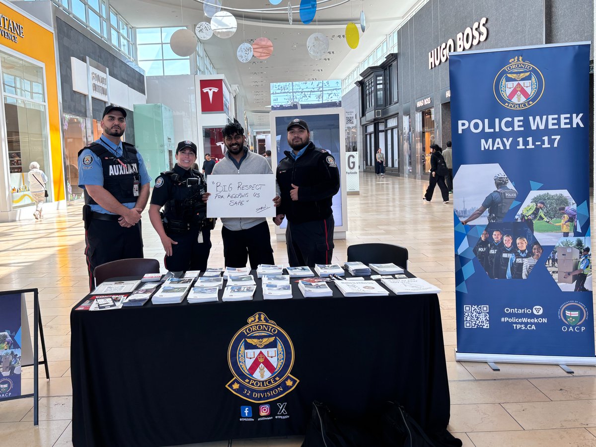 TPS32Div's tweet photo. #PoliceWeekON presents meaningful opportunities to bring police & community together. Thank you to everyone who came to visit us at Yorkdale Mall, what an incredible day! #JoinTPS #CommunityFirst https://t.co/D2Sm3zsSlp