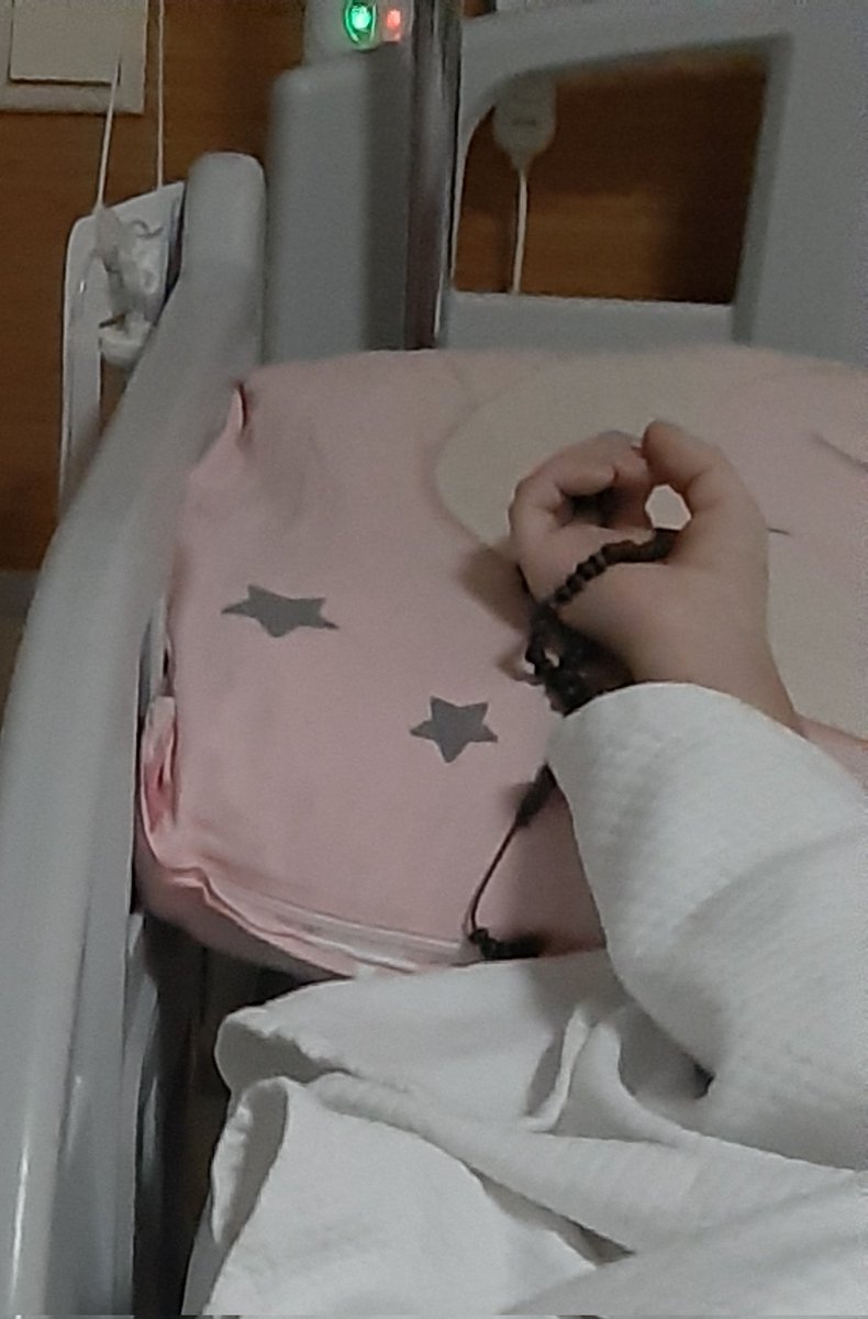 Acil servislerdeki umursamaz, vurdumduymaz, cahil cühelâ tıfıllar yüzünden,  polikliniklerdeki kibir abidesi, kendini ilahlaştırmış putlar yüzünden kim bilir nice canlar toprağa giriyor. Sağlıkta çığır açtık güya... Yavrum yürüyerek girdi hastaneye, şimdi ise yürek yangın yeri.