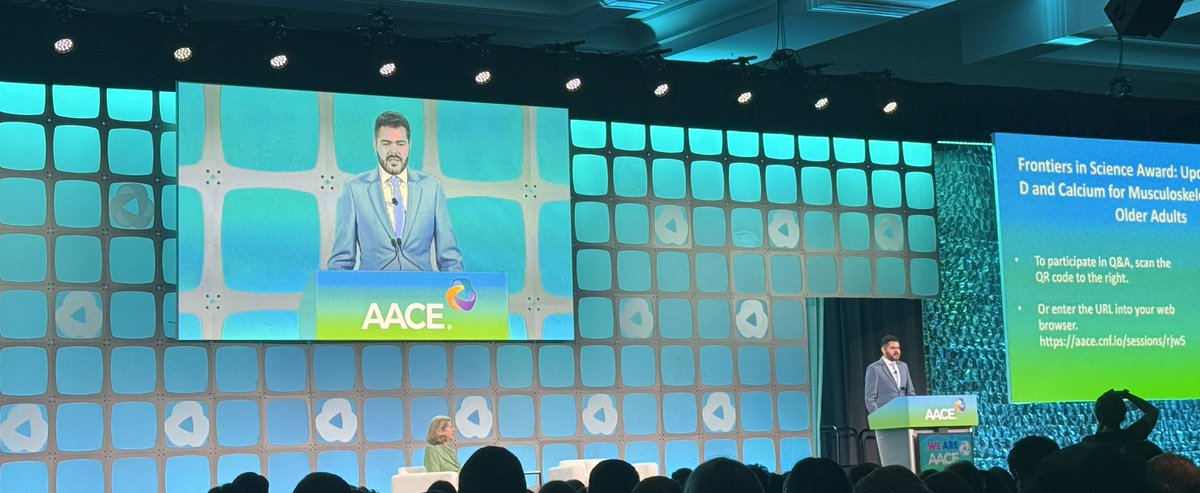 Dr Bess Dawson-Hughes <a href="/HNRCA_Tufts/">HNRCA</a> speaks on how #VitaminD affects falls risk
-it’s a Goldilocks effect, too much &amp; too little Vit D increases falls/fractures 
-20 to 40ng/ml is the sweet spot

#aace2025
