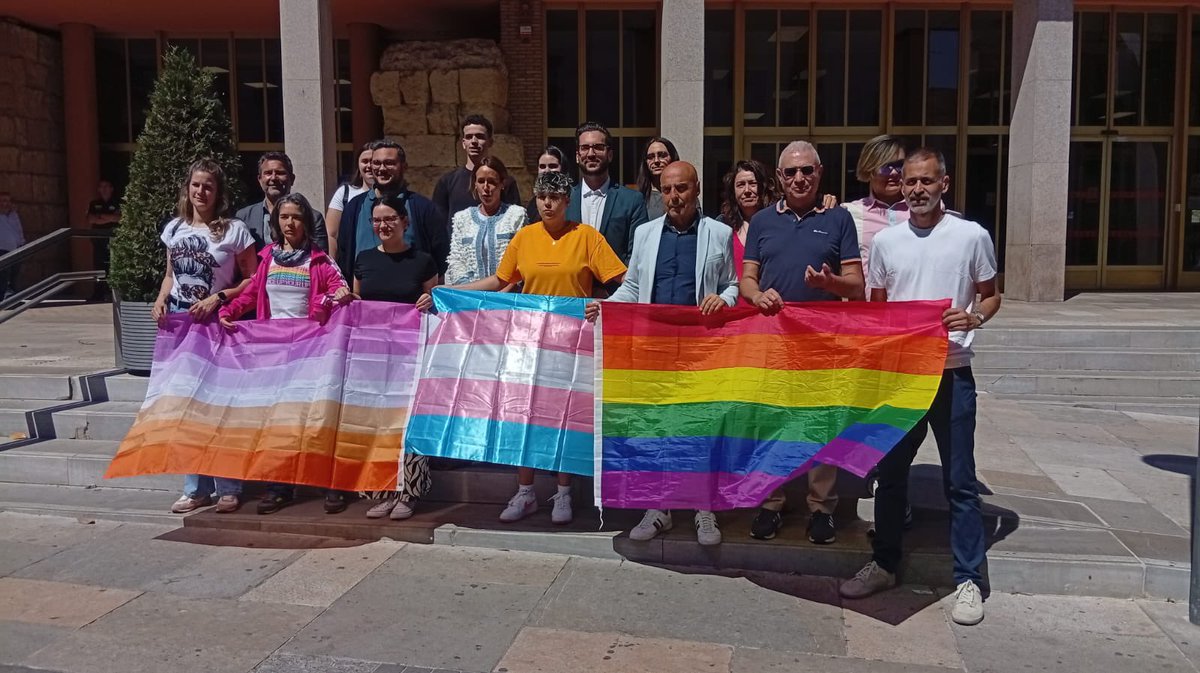 JoseCarlosRuiz2's tweet photo. Hoy hemos acompañado a @ArcoIrisCordoba en la lectura del manifiesto contra la LGTBIfobia.
Porque lo importante hoy es alzar la voz juntas, unir fuerzas y seguir construyendo una Córdoba libre, diversa y orgullosa. 🌈✊ #17M #LGTBIfobia https://t.co/Ip0AHU6oxU
