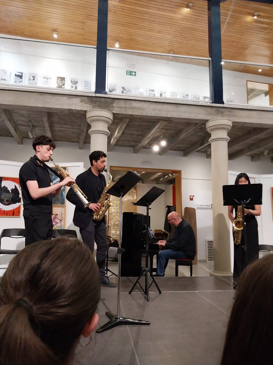 El 14 de junio nuestros alumnos de saxofón junto a su profesor Juan Casas devolvieron la visita que nos hicieron profesores y alumnos del CPM Alcázar - Criptana semanas atrás. Visita cultural y concierto conjunto donde alumnos y profesores participaron. Enhorabuena a todos.