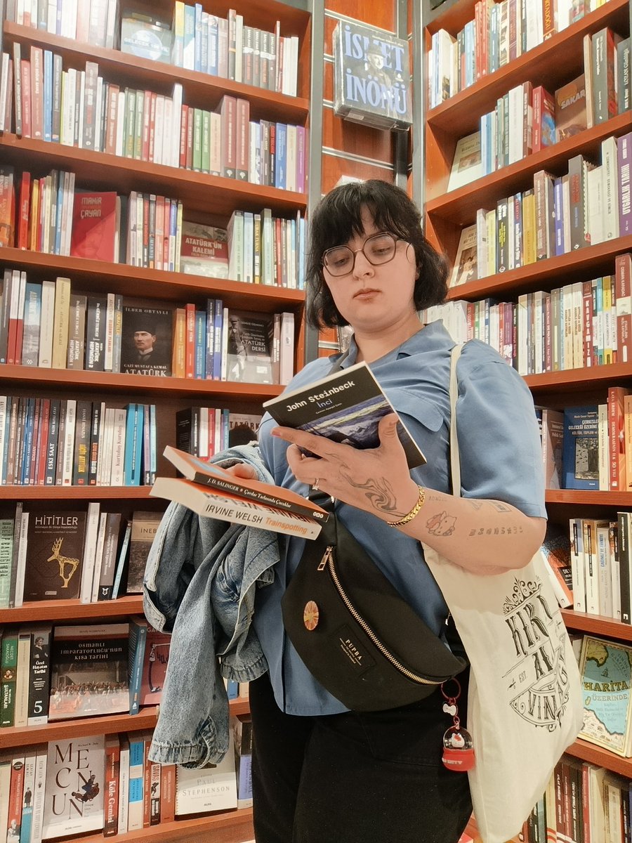 whamlovr's tweet photo. Reader first.
Human second.
#booktwt https://t.co/2ccWXcEIl2