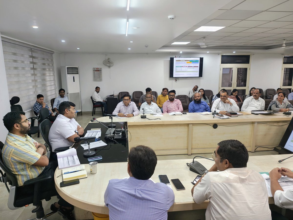 सीएम डैशबोर्ड के माध्यम से विकास कार्यों की समीक्षा बैठक में दिए निर्देश :

विकास कार्यों का लाभ आमजन तक पहुंचे।

पीएम सूर्य घर योजना में प्रगति तेज करें।

जल जीवन मिशन की धीमी गति पर नाराजगी।

सोलर विलेज और वृक्षारोपण पर विशेष बल।