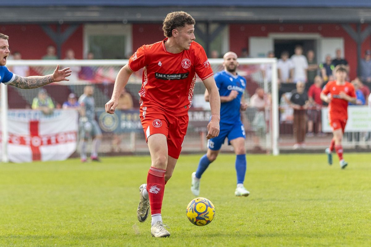 FromeTownFC's tweet image. RETAINED! Time for some firepower at the business end of the pitch then!

Strong and powerful, the BA11 faithful know what this forward can do on his day. A handful for any defender, he’s unselfish and his ability to create space and opportunities for fellow Robins is unmatched!