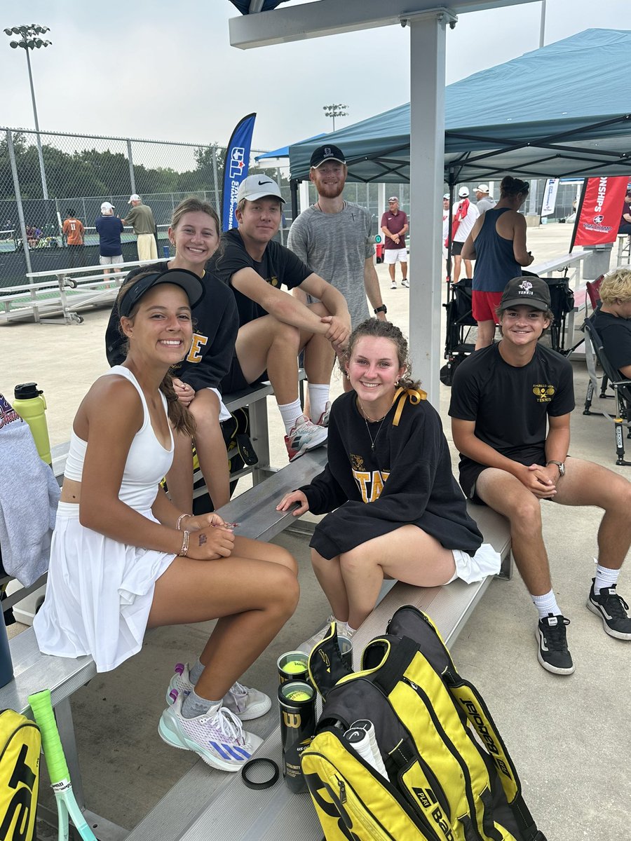 Sandies had a fantastic State Tournament!! Bear and Halle won an epic 3 setter before getting beat in the qtrs.
Sara also won. 3 1/2 hour 1st round and then made it all the way to the State Finals!! Incredibly proud of each of them.