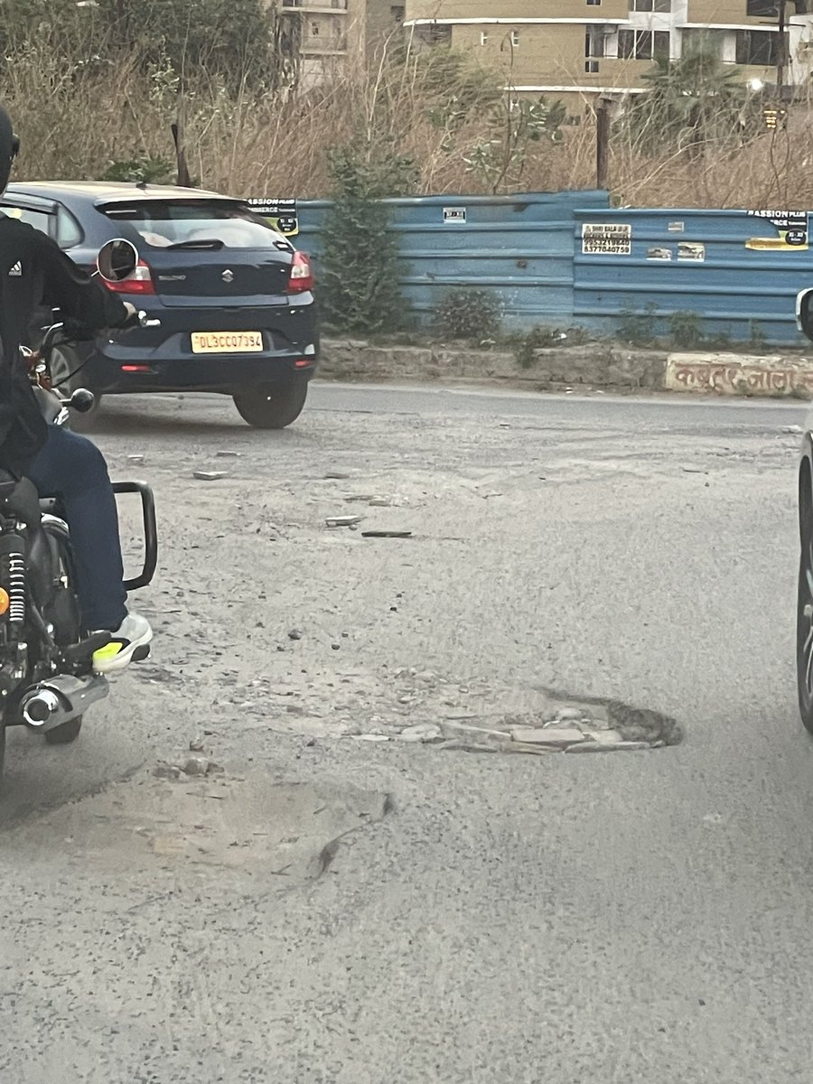 arpit85413877's tweet image. @X Roads around Sector 75 Gol Chakkar in Noida are in poor condition—full of potholes and uneven surfaces. It’s dangerous for daily commuters.

Request urgent repair from @noida_authority @CMOfficeUP @myogiadityanath

#Sector75Noida #NoidaRoads #RoadRepair