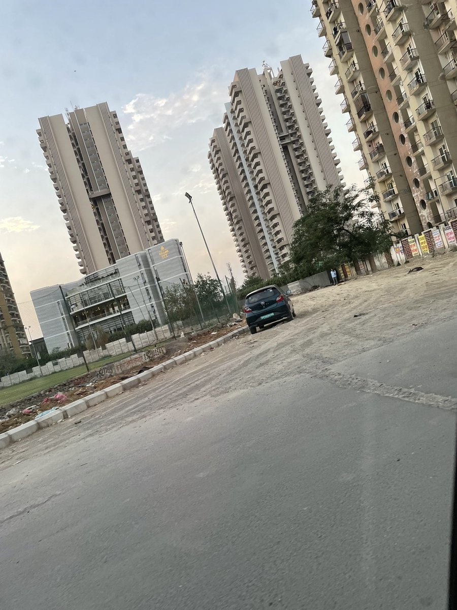 arpit85413877's tweet image. @X Roads around Sector 75 Gol Chakkar in Noida are in poor condition—full of potholes and uneven surfaces. It’s dangerous for daily commuters.

Request urgent repair from @noida_authority @CMOfficeUP @myogiadityanath

#Sector75Noida #NoidaRoads #RoadRepair