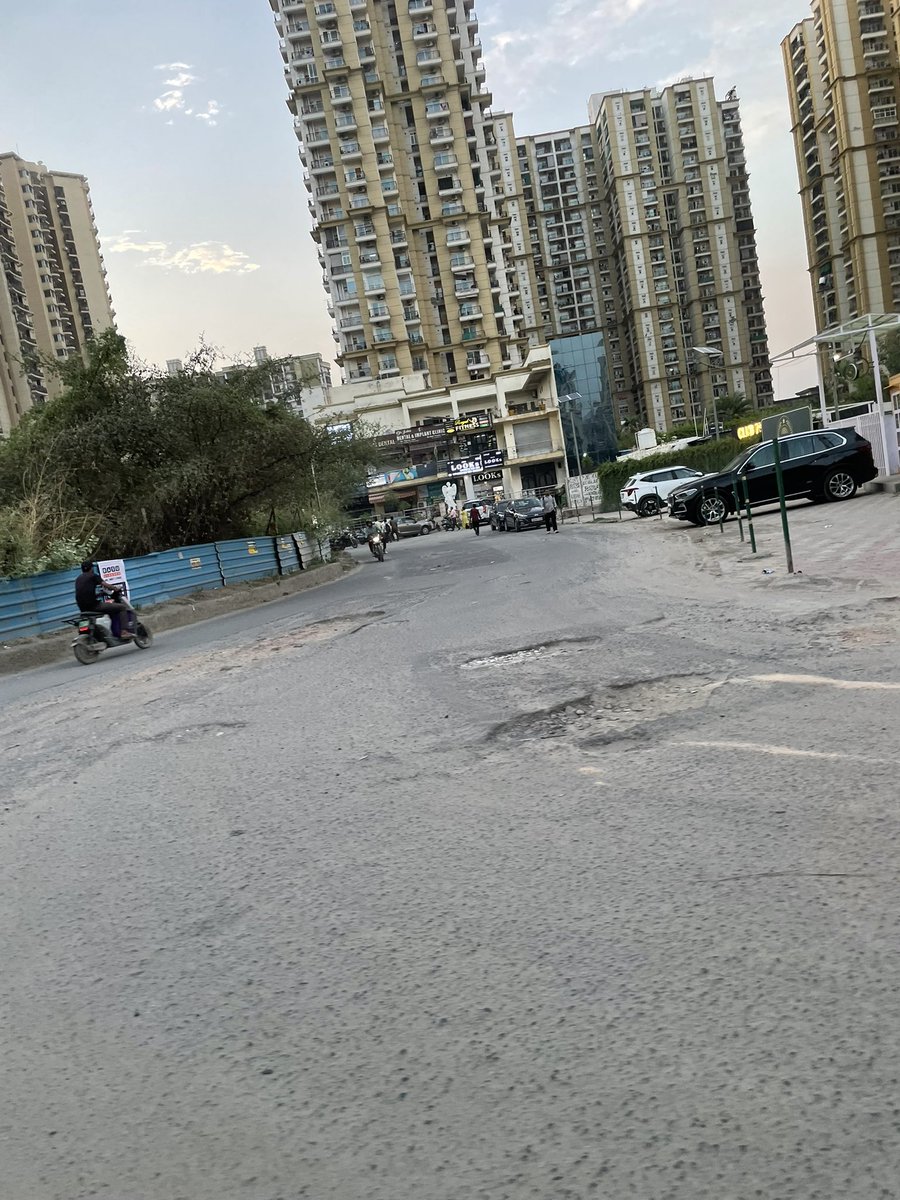 arpit85413877's tweet image. @X Roads around Sector 75 Gol Chakkar in Noida are in poor condition—full of potholes and uneven surfaces. It’s dangerous for daily commuters.

Request urgent repair from @noida_authority @CMOfficeUP @myogiadityanath

#Sector75Noida #NoidaRoads #RoadRepair