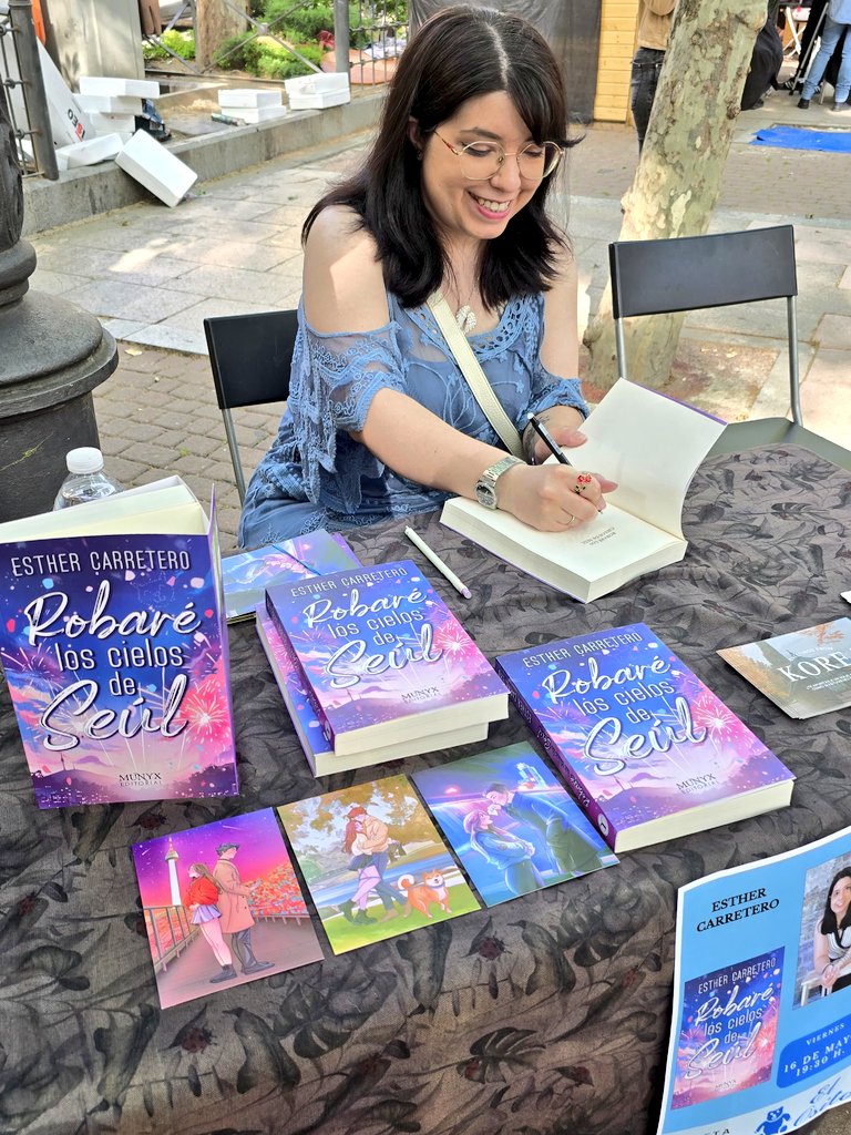 therobluezar's tweet photo. 📚❤️ Ha sido una tarde maravillosa firmando libros en la #FeriaDelLibro de #Vallecas, donde además he conocido gente maravillosa 🥰

@MunyxEditorial https://t.co/r4dOUvTrmq