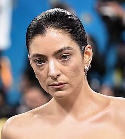 What happened to Lorde?

She's 28.

How can anyone hit the wall that hard that fast?