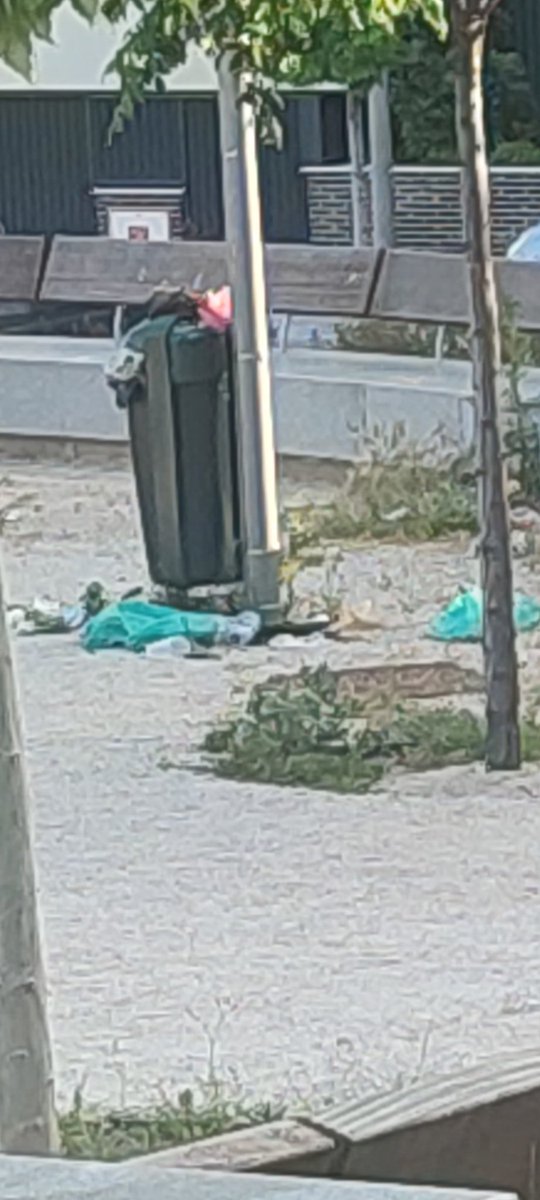 rockmeral7's tweet photo. @AlmeidaPP_ @MADRID @Lineamadrid @JMDArganzuela semanas y semanas así  el parque y camino de tierra entre calle Casimiro Mahou Berhans y calle Nati Mistral, basura acumulada sin recoger en papeleras, se ruega SOLUCIÓN antes de que lleguen ratas #arganzuela #pasilloverde https://t.co/pTRpoqSR7H