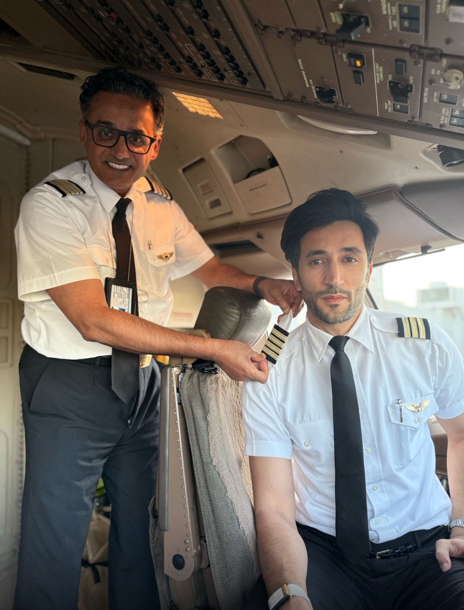 نبارك للطيار ميثم علي القلاف بمناسبة ترقيته إلى رتبة قائد طائرة ، مع المدرب القدير الكابتن سيف الهملان ، ونتمني له التوفيق والنجاح في مسيرته المهنية ، ومنها وأعلى بإذن الله .
#الخطوط_الجوية_الكويتية 
#البوينج_777