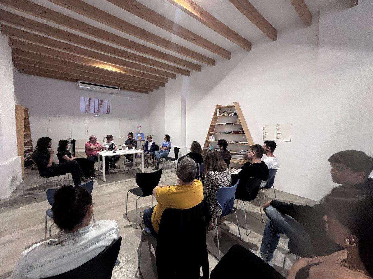 🎨✨ L'art és del poble i per al poble. 

Inca transforma els carrers i racons en galeries vives, on cada traç conta històries i cada color crida llibertat.

Avui al <a href="/CasalJovesInca/">CasalJovesInca</a> a la taula rodona sobre <a href="/incastreetart/">Inca Street Art</a> “Rebel·lió o complaença”

#IncaSomTots