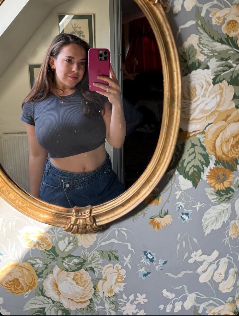 Talking to the Girl in the mirror 😁