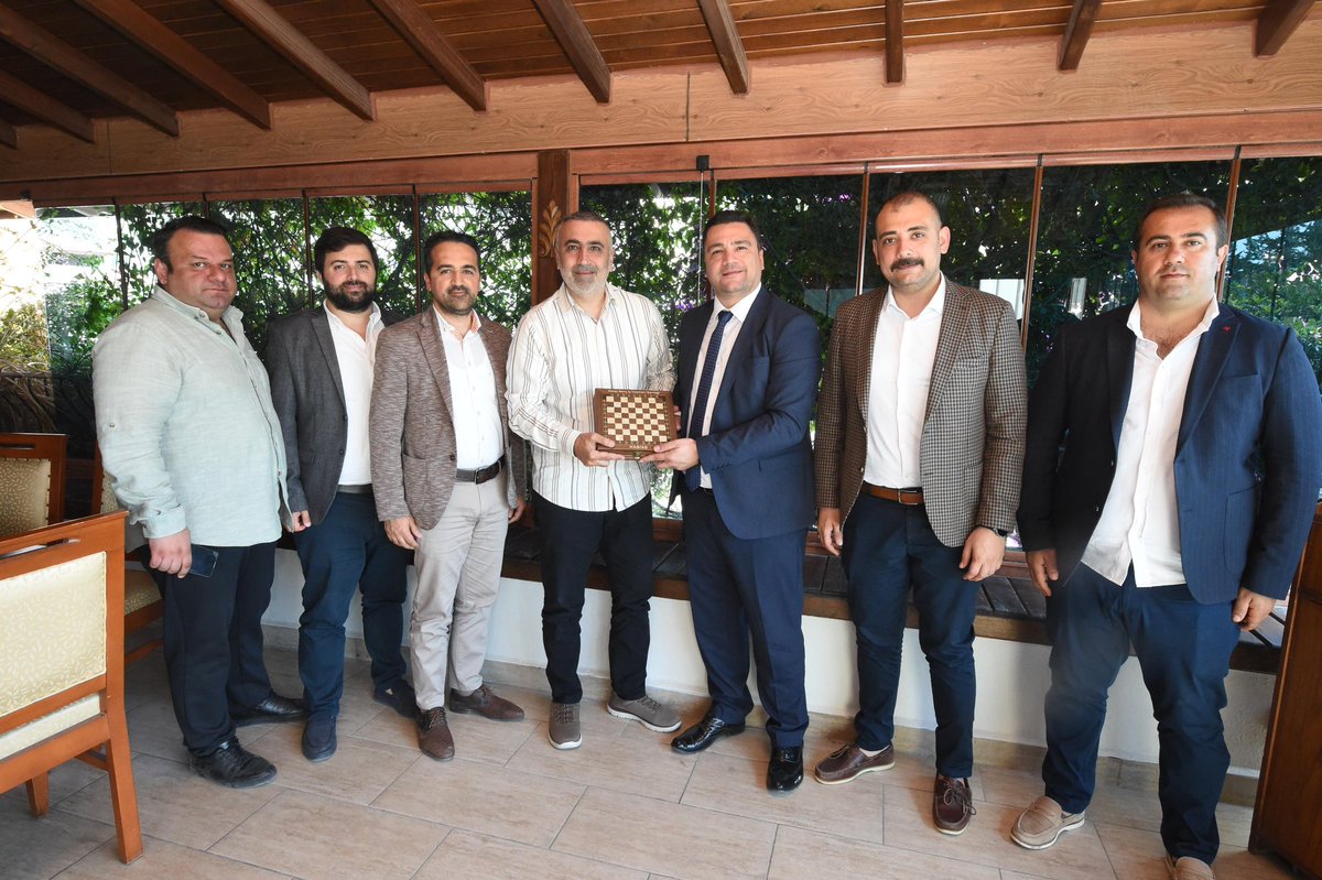 Hatay Milletvekilimiz Sn. Lütfi Kaşıkçı ve beraberindeki heyet derneğimizi ziyaret etti. Başkanımız Hatay Esmergil, yönetim kurulu üyelerimiz ile birlikte HAGİAD’ı temsilen katıldığımız toplantıda, şehrimiz adına verimli bir istişare gerçekleştirdik.#hatay #antakya #defne #hagiad