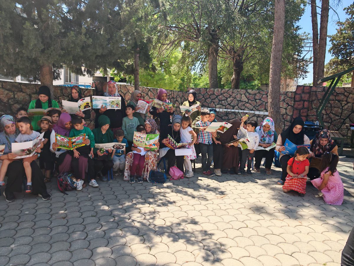 TalipAyse's tweet photo. “OKUL BAHÇESİNDE EŞ ZAMANLI KİTAP OKUMA ETKİNLİĞİ” kapsamında öğrenci, veli, öğretmenlerinizle birlikte kitap okuduk. #OkuryazarGaziantep 
@gantepvaliligi @oguzelikymk27 @Gaziantep_MEM @Oguzeli_mem https://t.co/Td9K32LWyK