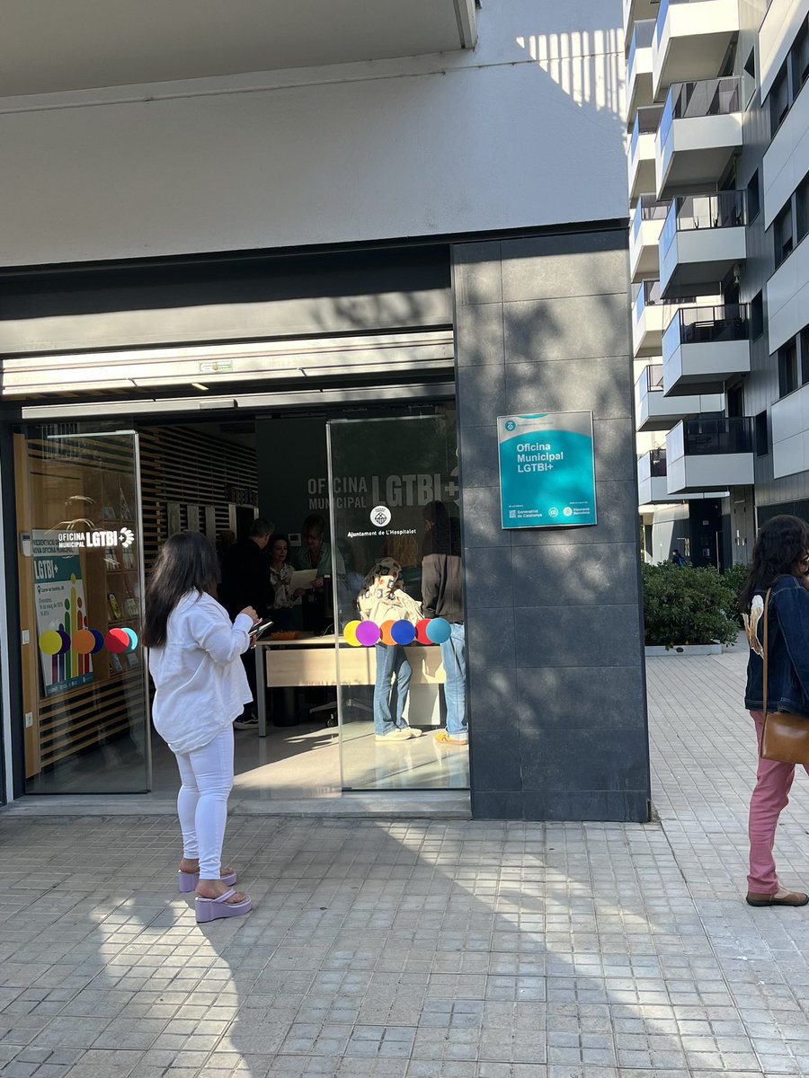 🌈 L’Hospitalet obra l’Oficina #LGTBI+ 

🚪 Com deia Virginia Woolf, ‘una cambra pròpia’ és essencial per existir amb dignitat. Avui, les persones LGTBI+ de la segona ciutat de Catalunya estrenem una.

🏳️‍⚧️🏳️‍🌈 Un espai de drets, visibilitat i orgull!