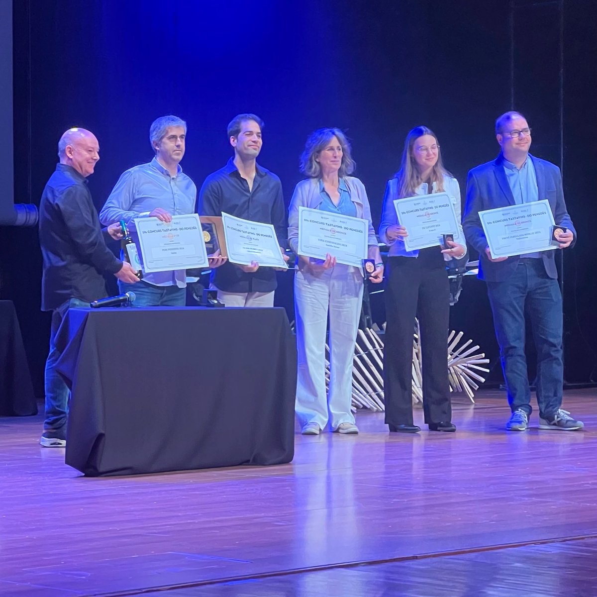 Tastavins Penedès (@tastavins1965) on Twitter photo <a href="/dopenedes/">DO Penedès</a> Els vins guanyadors en la categoria blancs són:
🏆 Pere Punyetes de <a href="/cava_varias/">Cava Varias</a>
🥈 10.000 hores d'<a href="/oliverviti/">OLIVER VITICULTORS</a>
🥉 Viña Esmeralda de <a href="/familiatorres/">Familia Torres</a>
🥉 De Llevant d' U MES U
🥉 Freyé Parellada Muscat de <a href="/Vallformosa/">Vallformosa</a>
#TastavinsPenedes25 <a href="/dopenedes/">DO Penedès</a> Els vins guanyadors en la categoria blancs són:
🏆 Pere Punyetes de <a href="/cava_varias/">Cava Varias</a>
🥈 10.000 hores d'<a href="/oliverviti/">OLIVER VITICULTORS</a>
🥉 Viña Esmeralda de <a href="/familiatorres/">Familia Torres</a>
🥉 De Llevant d' U MES U
🥉 Freyé Parellada Muscat de <a href="/Vallformosa/">Vallformosa</a>
#TastavinsPenedes25