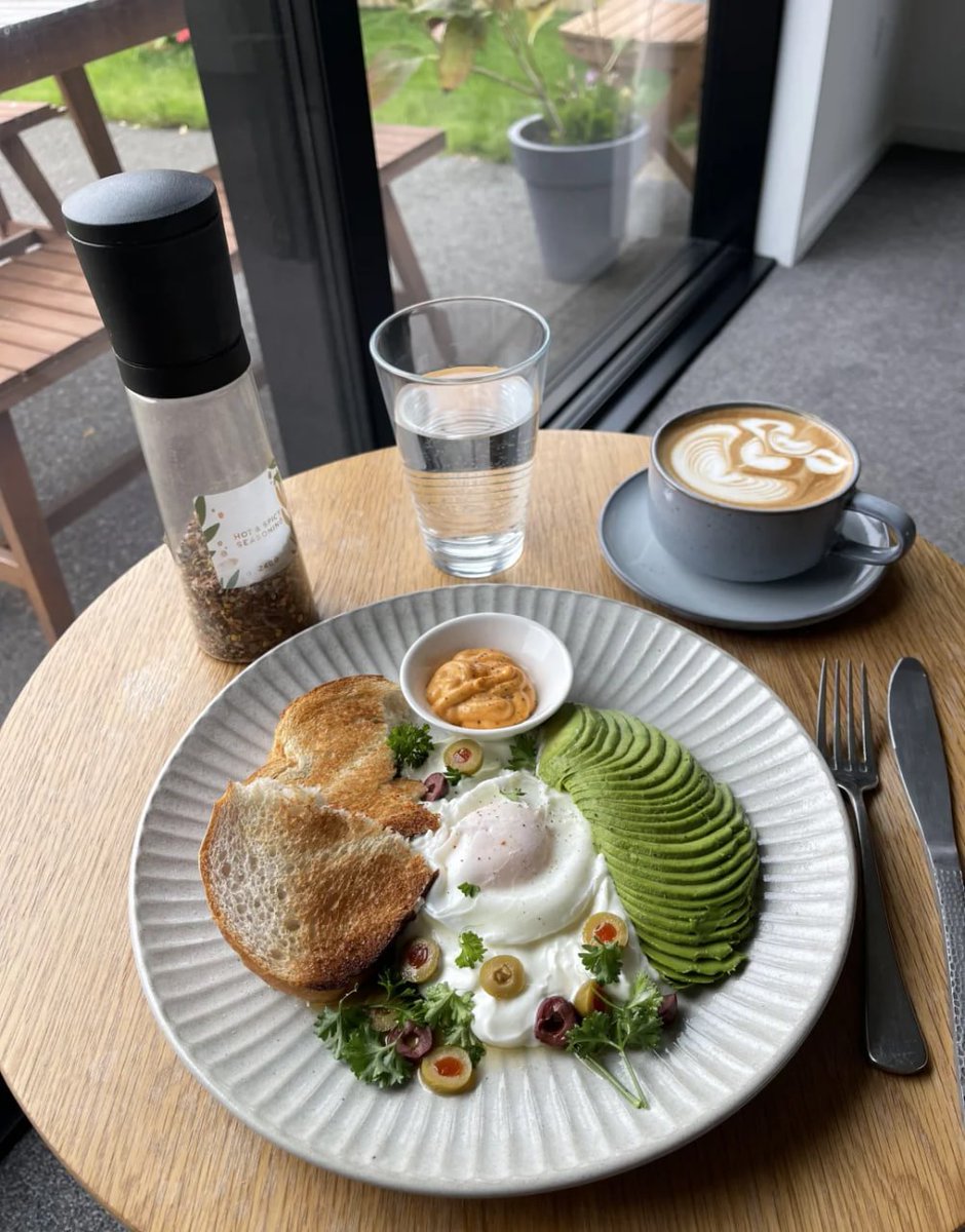 🌞おはようございます！  
新鮮なアボカド🥑とトーストの香ばしさ🍞とろ～り卵🍳で幸せな朝をスタート💖✨  
心もお腹も満たされる至福のひとときをどうぞ😊☕️