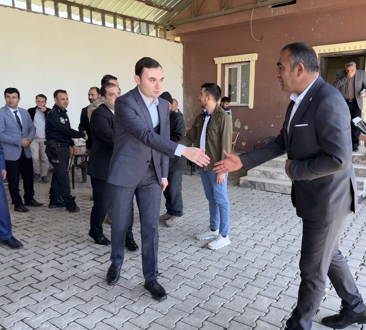 Kaymakamımız Hasan Raşit Taşkın, Hınıs Kaymakamı Onur Bektaş ile birlikte, Hınıs ilçesi Bellitaş Mahallesi’nde bulunan Şehidimiz P. Söz. Onb. Ramazan Kabala’nın Mevlid-i Şerif programına katıldı.

 #VatanSizeMinnettar