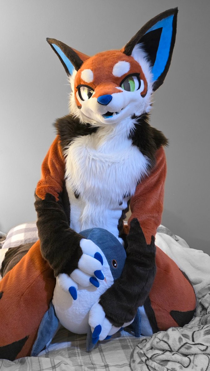 Something something, you're the shark
#FursuitFriday