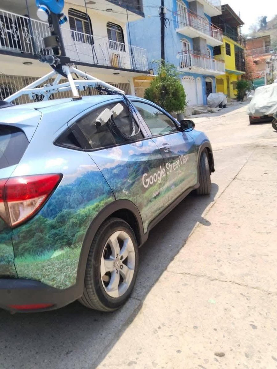 Sonar360's tweet photo. 🇲🇽
En Acapulco, vecinos de La Sabana apedrearon un auto de Google Maps al creer que atraía huracanes 🌪️
El vehículo terminó en un río 🏞️
No hubo heridos, solo daños materiales 🚗💥
#googlemapsplatform #Acapulco #Guerrero https://t.co/g5gansmJRZ