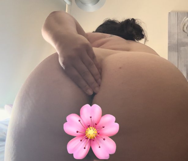 FeatherTeaches's tweet photo. New content up on my OF 🌸💦 Feather the Teacher on @OnlyFans I have VIP or FREE page 🩷 #onlyfans #buttplug https://t.co/JwuJIPu7aY