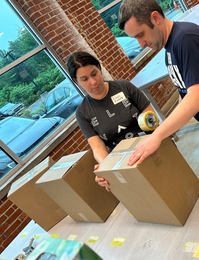 Rain, sleet or snow — it is always a good day to help out a neighbor in need!

A special thank you to Victory Church for volunteering with us. Your act of kindness will shine bright on families in need.

Schedule a Group Volunteering session today: 
mitzvahcircle.org/volunteer/grou…
