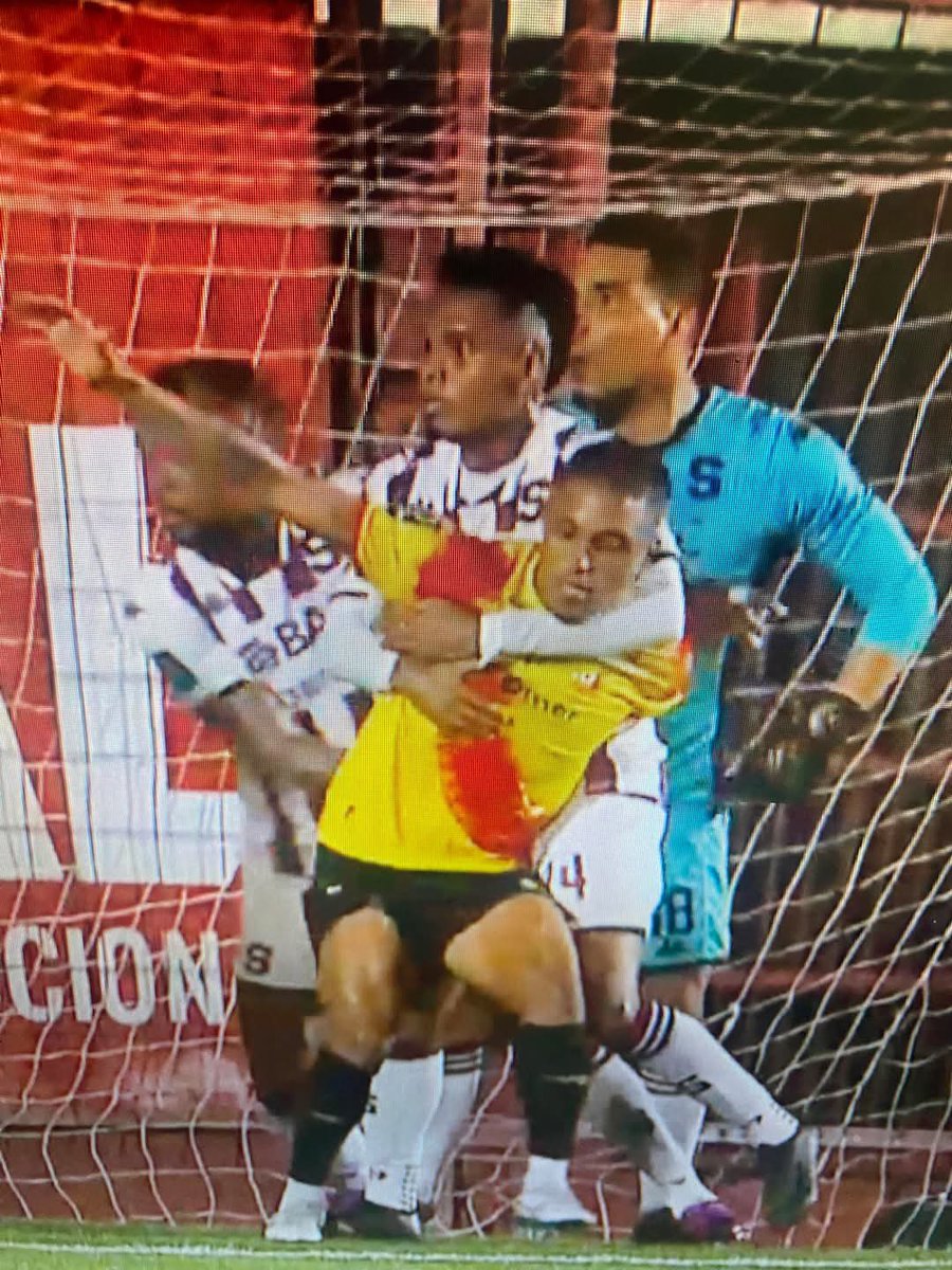 Esto es a lo que me refiero con el tema Waston, a todos los equipos le pasan estas jugadas pero solo con uno hacen campañas y miles de noticias 🤷🏽‍♂️